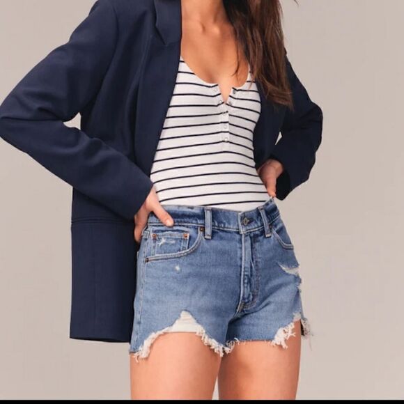 Abercrombie & Fitch Womans Size 35 20 Plus Mid Rise Distressed Mom Shorts NWT - Picture 1 of 6